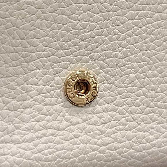 π GUCCI Embossed Logo Trifold Leather Wallet - Picture 12 of 15